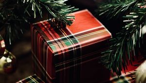 Превью обои подарки, коробки, гирлянды, украшения, елка, рождество, новый год