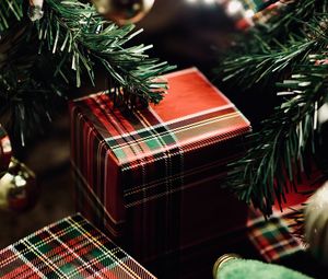 Превью обои подарки, коробки, гирлянды, украшения, елка, рождество, новый год