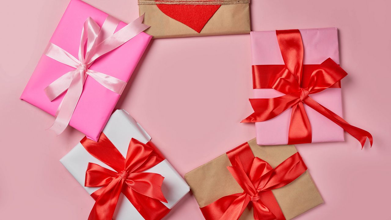 Обои подарки, коробки, ленточки, розовый, праздник