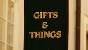 Превью обои подарки, вещи, вывеска, надпись, текст