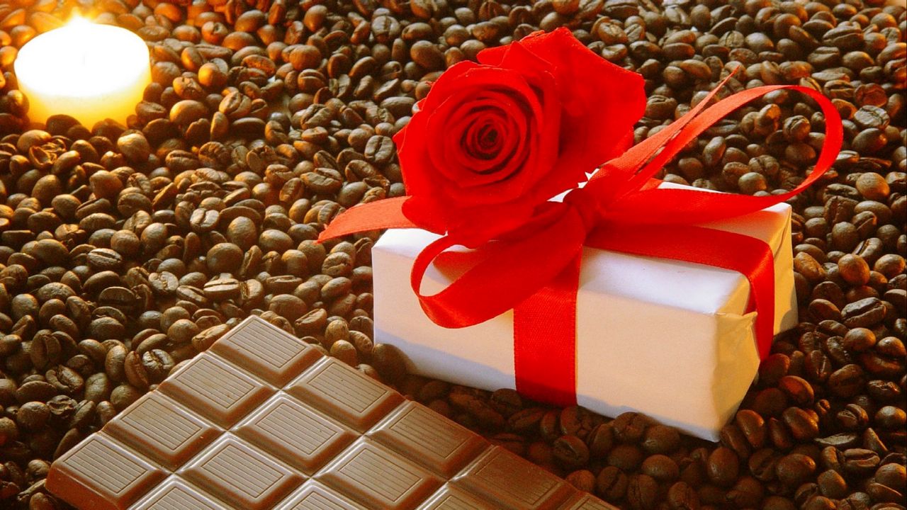 Обои подарок, бант, роза, шоколад, кофе, зерна, свеча, романтика, праздник