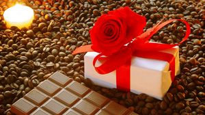 Превью обои подарок, бант, роза, шоколад, кофе, зерна, свеча, романтика, праздник