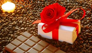 Превью обои подарок, бант, роза, шоколад, кофе, зерна, свеча, романтика, праздник