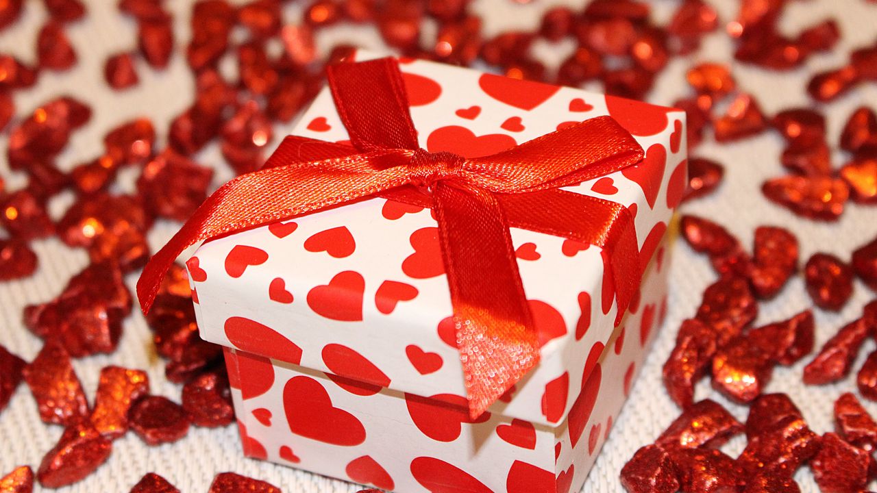 Обои подарок, коробка, лента, сердце