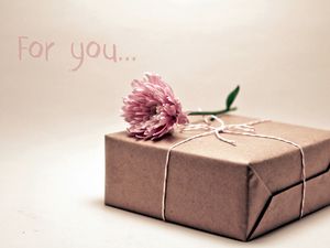 Превью обои подарок, коробка, цветок