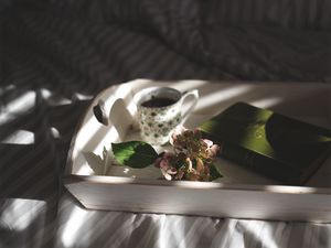 Превью обои поднос, книга, чашка, цветок, постель, утро
