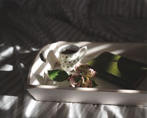 Превью обои поднос, книга, чашка, цветок, постель, утро