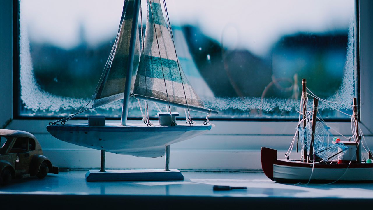 Обои подоконник, лодки, окно, статуэтки