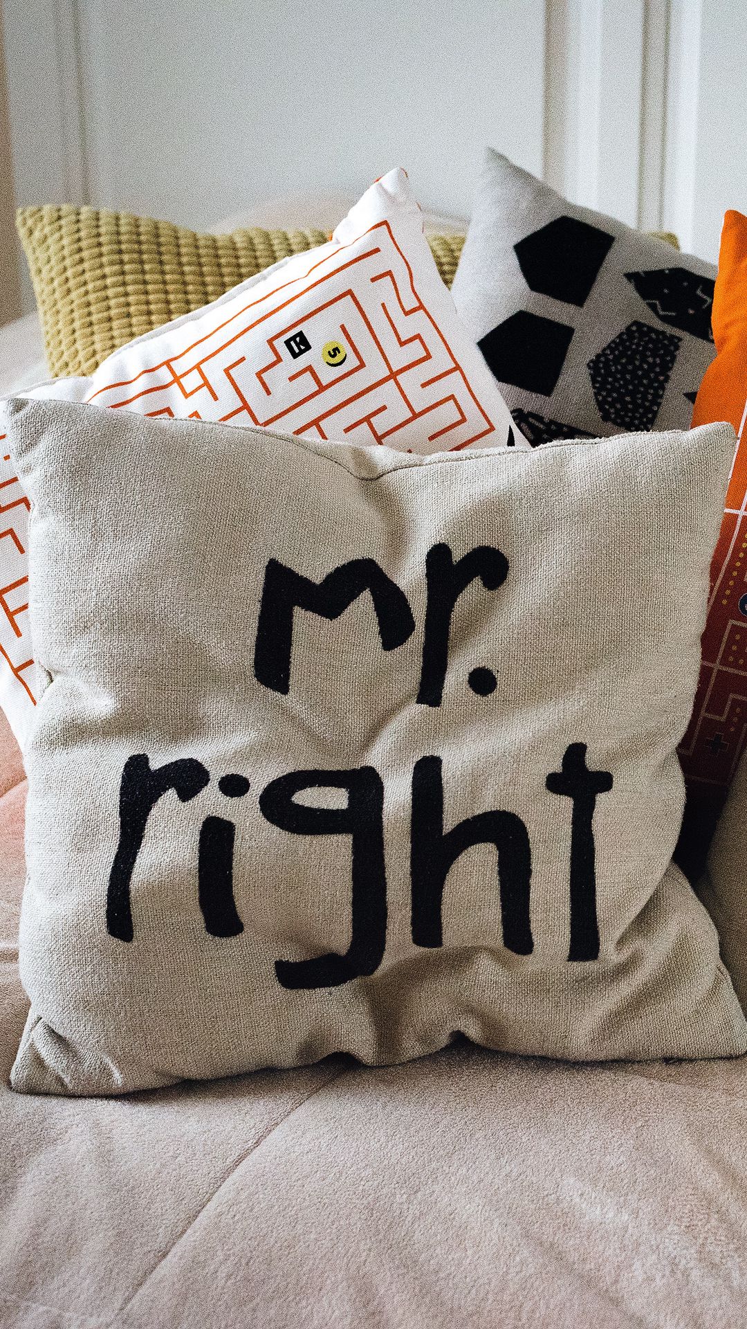 происхождение слова подушка. подушки слов из. у маши на подушке картинка. слово подушка. подушка буква из плюша.