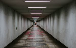 Превью обои подземка, коридор, человек, лампы