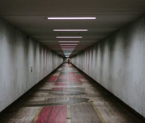 Превью обои подземка, коридор, человек, лампы