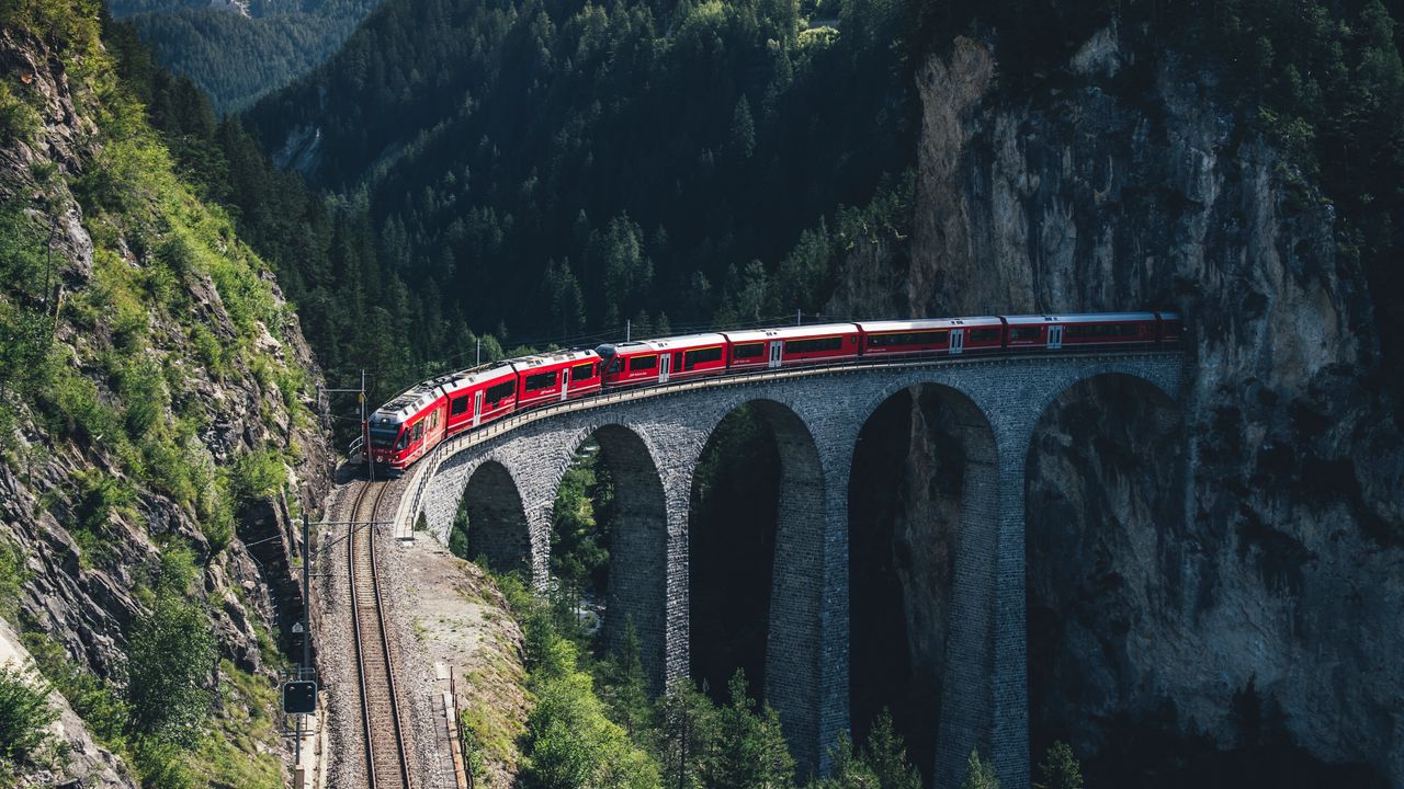 Обои поезд, горы, вид сверху, мост, железная дорога