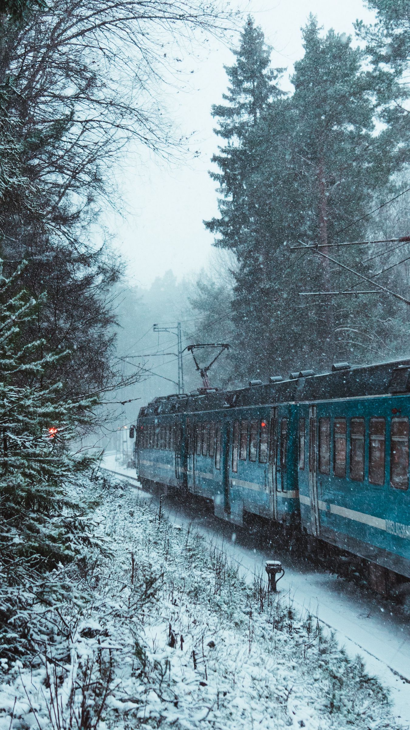 Скачать 1350x2400 поезд, снег, лес, зима обои, картинки iphone 8+/7+/6s+/6+  for parallax