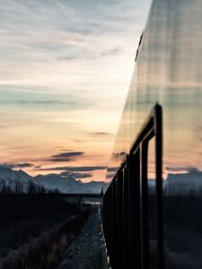 Превью обои поезд, закат, горы, пейзаж, сумерки