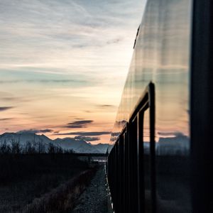 Превью обои поезд, закат, горы, пейзаж, сумерки