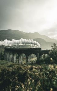Превью обои поезд, железная дорога, мост, горы, дым, гленфиннан, виадук, великобритания