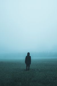 Превью обои поле, человек, туман