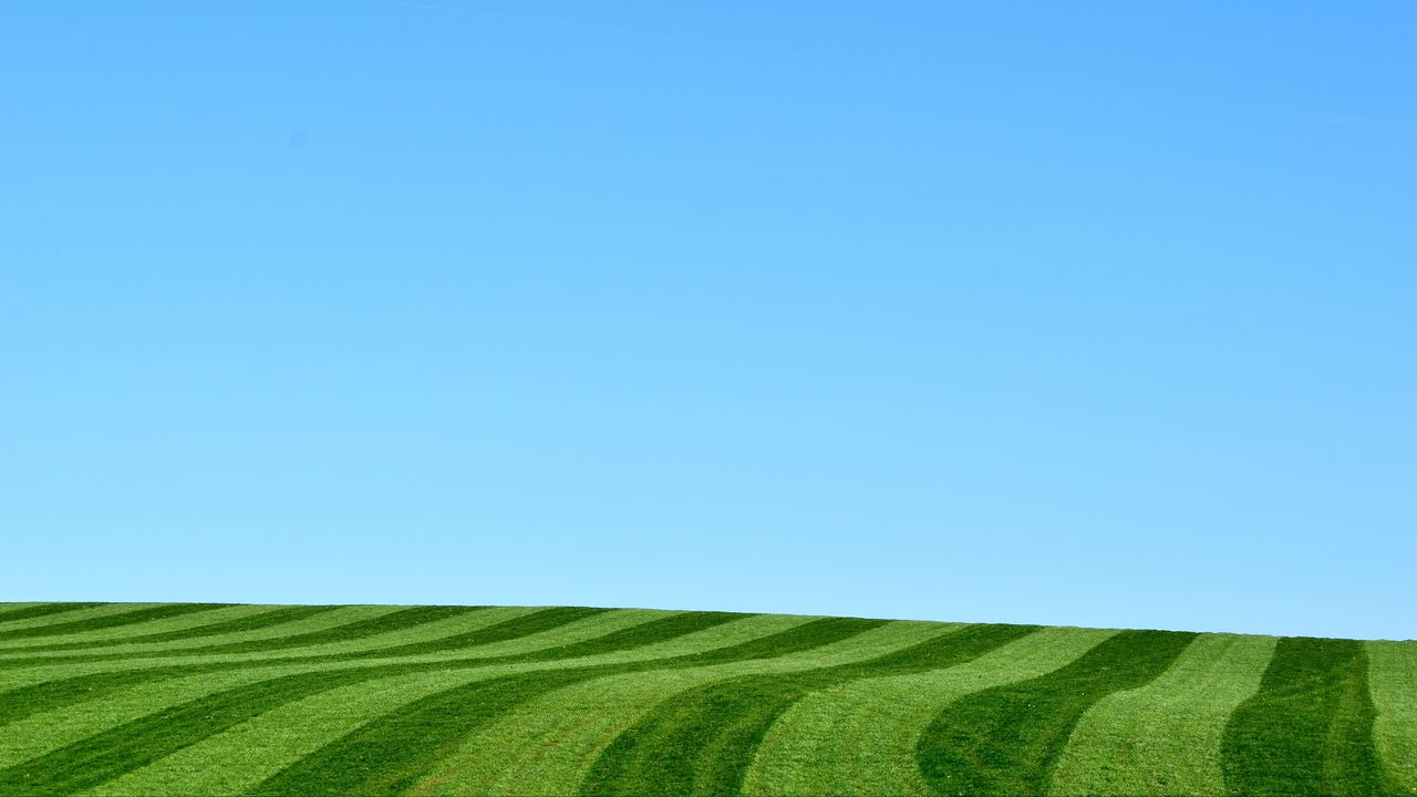 Обои поле, холм, трава, полосы, природа, минимализм