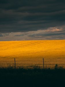 Превью обои поле, холм, тучи, темный, пейзаж