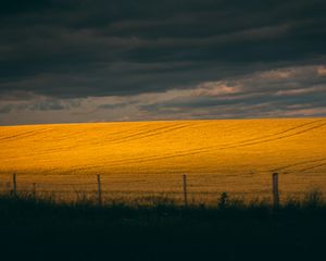 Превью обои поле, холм, тучи, темный, пейзаж