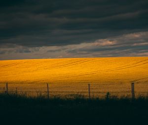 Превью обои поле, холм, тучи, темный, пейзаж