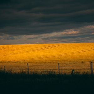 Превью обои поле, холм, тучи, темный, пейзаж