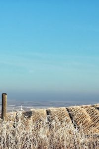 Превью обои поле, небо, холм, ограждение, столбик, проволока