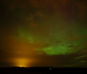 Превью обои поле, облака, закат, северное сияние, звезды, небо, темный