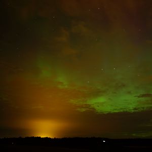 Превью обои поле, облака, закат, северное сияние, звезды, небо, темный