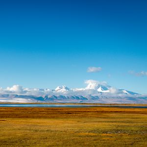 Превью обои поле, озеро, горы, снег, облака, пейзаж