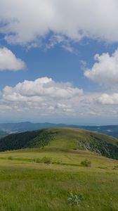 Превью обои поле, трава, горы, облака, небо, пейзаж