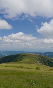Превью обои поле, трава, горы, облака, небо, пейзаж