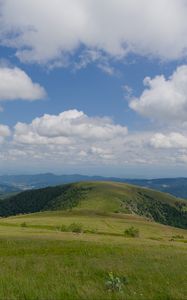 Превью обои поле, трава, горы, облака, небо, пейзаж