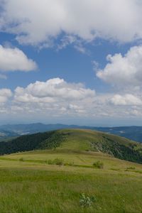 Превью обои поле, трава, горы, облака, небо, пейзаж
