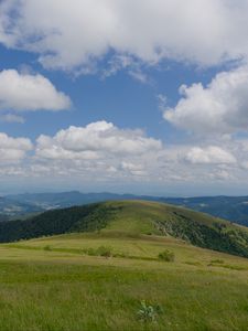Превью обои поле, трава, горы, облака, небо, пейзаж