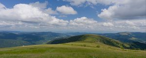 Превью обои поле, трава, горы, облака, небо, пейзаж