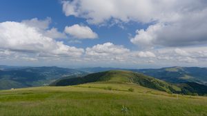 Превью обои поле, трава, горы, облака, небо, пейзаж
