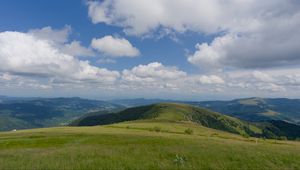 Превью обои поле, трава, горы, облака, небо, пейзаж