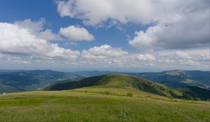 Превью обои поле, трава, горы, облака, небо, пейзаж