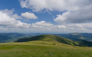 Превью обои поле, трава, горы, облака, небо, пейзаж