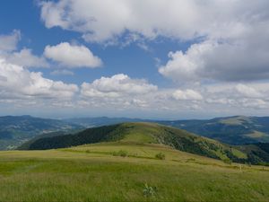 Превью обои поле, трава, горы, облака, небо, пейзаж