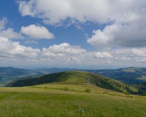 Превью обои поле, трава, горы, облака, небо, пейзаж