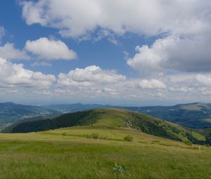 Превью обои поле, трава, горы, облака, небо, пейзаж