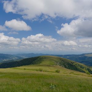 Превью обои поле, трава, горы, облака, небо, пейзаж