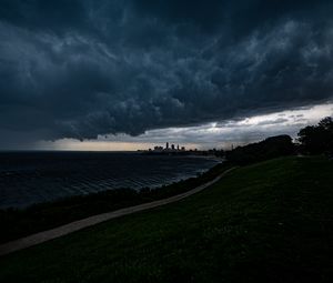 Превью обои поле, вода, здания, силуэты, облака, сумерки, темный