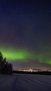 Превью обои полярное сияние, снег, лес, звезды, темный