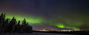 Превью обои полярное сияние, снег, лес, звезды, темный