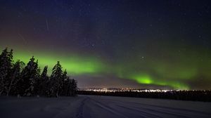 Превью обои полярное сияние, снег, лес, звезды, темный