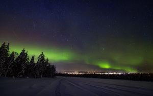 Превью обои полярное сияние, снег, лес, звезды, темный