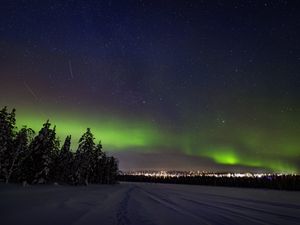 Превью обои полярное сияние, снег, лес, звезды, темный